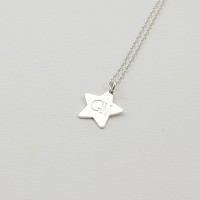 Srebrny naszyjnik gwiazdka gwiazdki z inicjałami dla przyjaciółki | srebro 925 | 13 x 12,8 mm